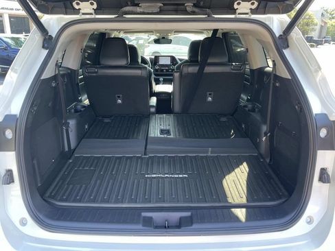 Used 2021 Toyota Highlander Limited FWD image 4