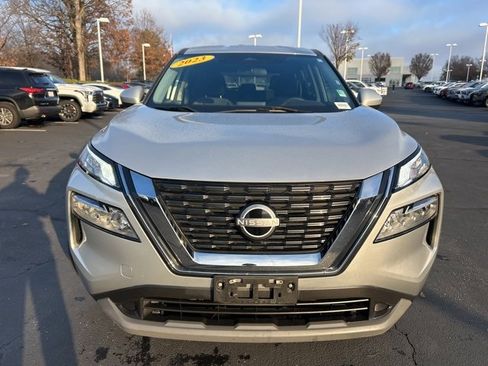 Used 2023 Nissan Rogue SV image 2
