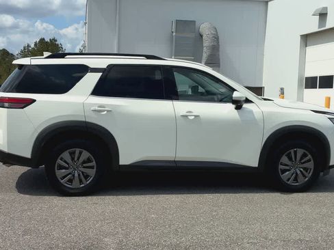 Used 2025 Nissan Pathfinder SV image 9