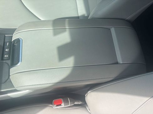 Used 2022 Toyota Highlander XLE AWD/4WD image 16