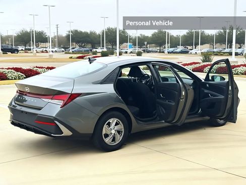 Used 2025 Hyundai Elantra SE image 6