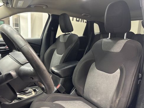 Used 2016 Jeep Cherokee Sport FWD image 15