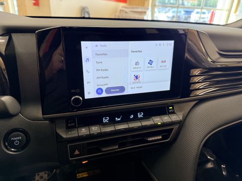 Used 2025 Toyota Camry SE FWD image 9