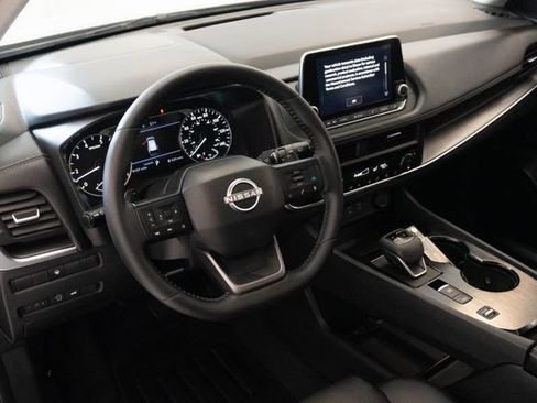 Used 2025 Nissan Rogue SV w/ SV Premium Package image 3