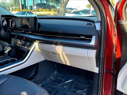 Used 2024 Kia Carnival LX image 16