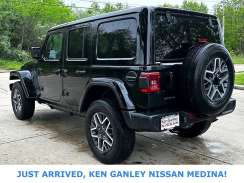 Used 2025 Jeep Wrangler Unlimited Sahara AWD/4WD image 5
