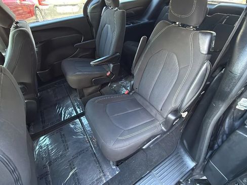 Used 2023 Chrysler Pacifica Touring FWD image 32