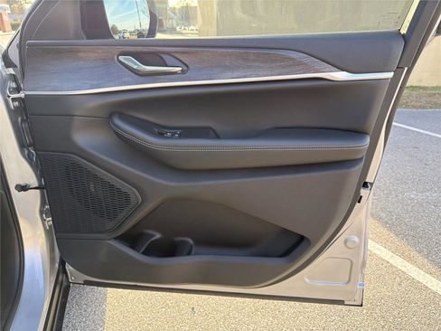 New 2025 Jeep Grand Cherokee L Limited w/ Black Appearance Package image 15