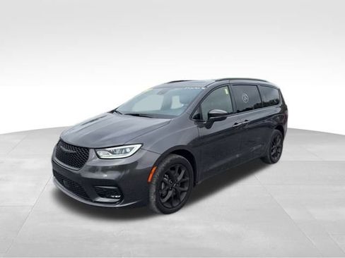 Used 2022 Chrysler Pacifica Limited w/ Uconnect Theater Family Group image 3
