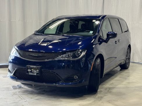 Used 2018 Chrysler Pacifica Touring Plus w/ S Appearance Package image 3