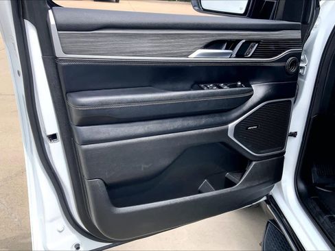 Used 2024 Jeep Wagoneer L Series II RWD image 22