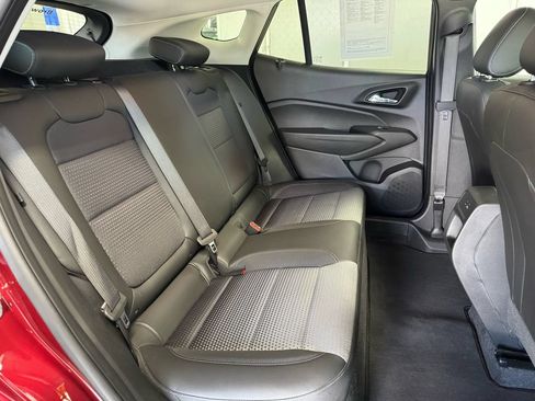 Used 2025 Chevrolet Trax LT w/ LT Convenience Package FWD image 23