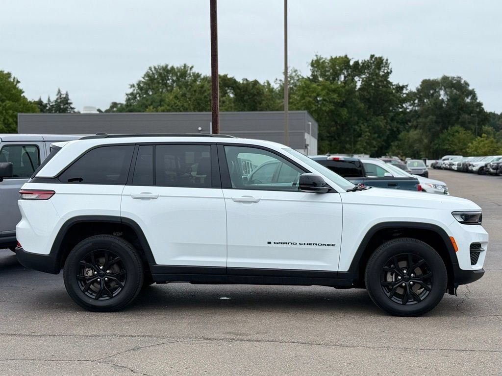 Used 2025 Jeep Grand Cherokee Altitude AWD/4WD image 30