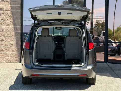 Used 2017 Chrysler Pacifica Touring-L w/ Tire & Wheel Group FWD image 30