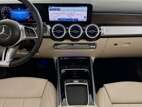 Used 2024 Mercedes-Benz GLB 250 4MATIC w/ Exclusive Package image 10