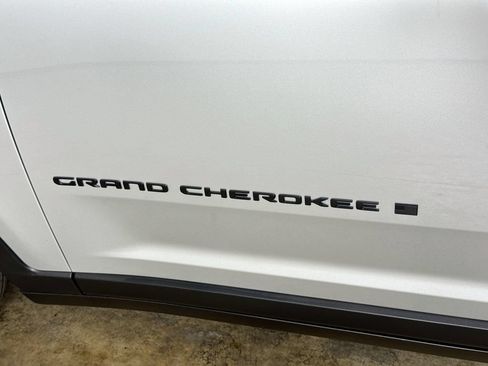 Certified 2024 Jeep Grand Cherokee Altitude AWD/4WD image 28