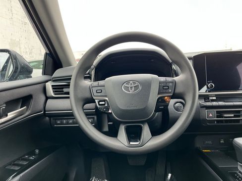 Used 2025 Toyota Camry LE image 28