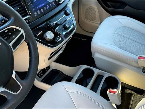 Used 2017 Chrysler Pacifica Touring Plus image 14