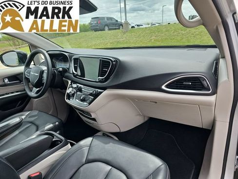 Used 2024 Chrysler Pacifica Touring-L FWD image 29
