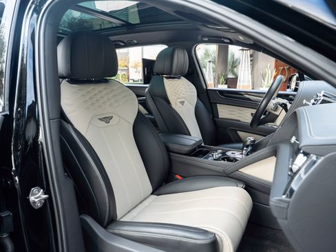 Used 2023 Bentley Bentayga Extended Wheelbase image 63