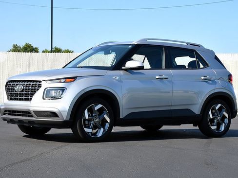 Used 2022 Hyundai Venue SEL FWD image 3