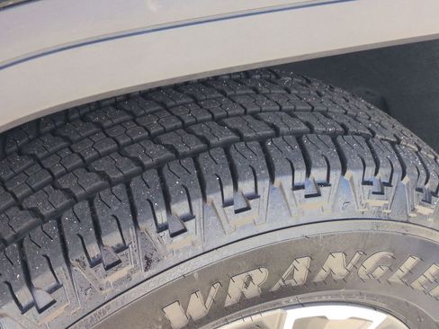 Used 2025 GMC Sierra 1500 SLT AWD/4WD image 12