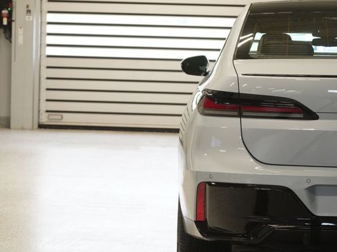 Used 2023 BMW 740i w/ Executive Package RWD image 9