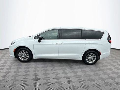 Used 2026 Chrysler Pacifica Select image 9