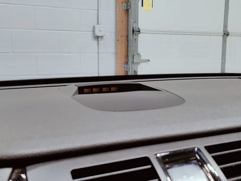 Used 2009 Cadillac DTS w/ Trunk Convenience Package FWD image 39