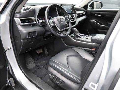 Used 2022 Toyota Highlander XLE image 2