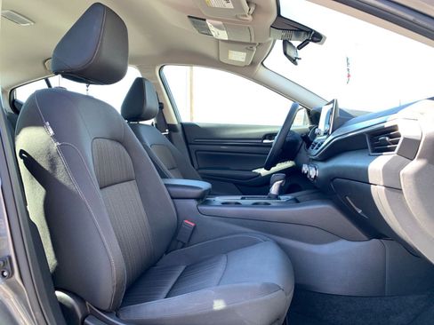 Used 2025 Nissan Altima 2.5 SV FWD image 37