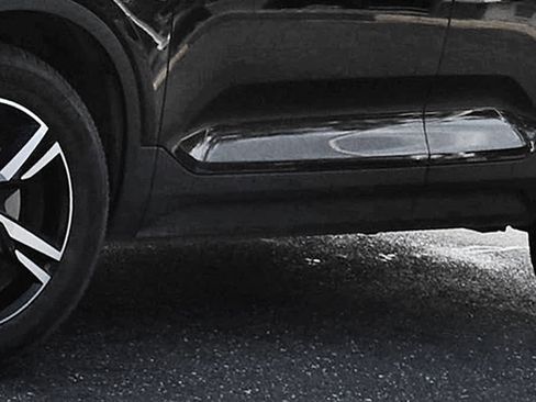 Used 2025 Volvo XC40 B5 Core image 28