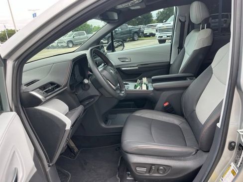 Used 2024 Toyota Sienna XSE FWD image 16