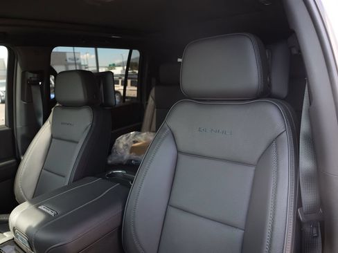 Used 2026 GMC Yukon XL Denali w/ Denali Reserve Package AWD/4WD image 17