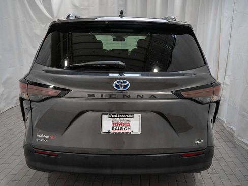 Used 2025 Toyota Sienna XLE image 4