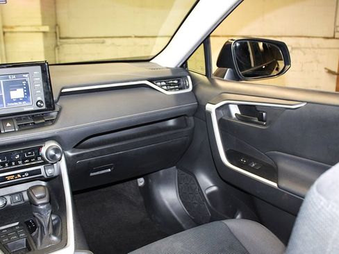 Used 2021 Toyota RAV4 LE AWD/4WD image 32