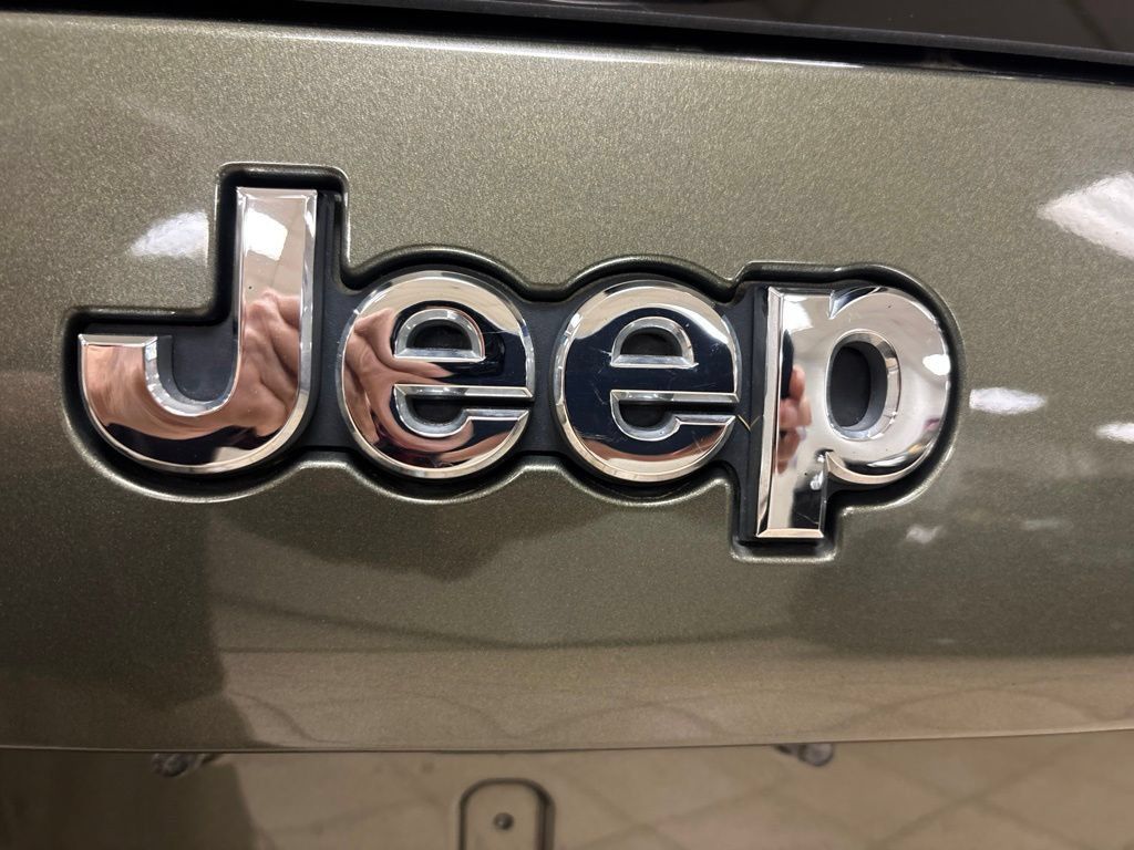Used 2021 Jeep Cherokee Latitude Lux w/ Comfort/Convenience Group AWD/4WD image 7