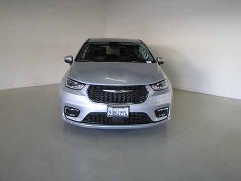 Used 2023 Chrysler Pacifica Touring-L image 2