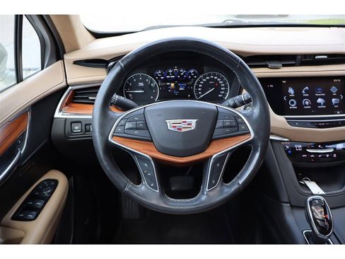 Used 2017 Cadillac XT5 Platinum AWD/4WD image 36