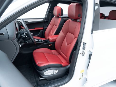 Certified 2025 Porsche Macan image 5