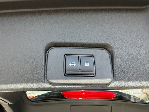 Used 2025 Nissan Rogue SL w/ Tech Package image 18