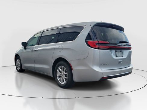 Used 2024 Chrysler Pacifica Touring-L FWD image 3