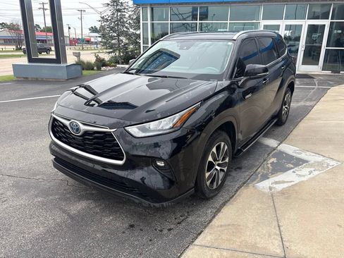 Used 2020 Toyota Highlander XLE FWD image 3
