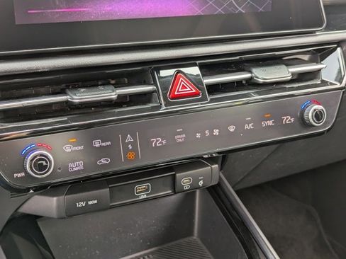 Used 2023 Kia Niro EX image 22