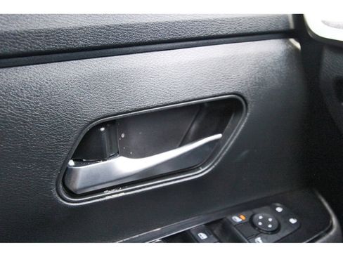 Used 2025 Nissan Kicks SV w/ Charging Package FWD image 16