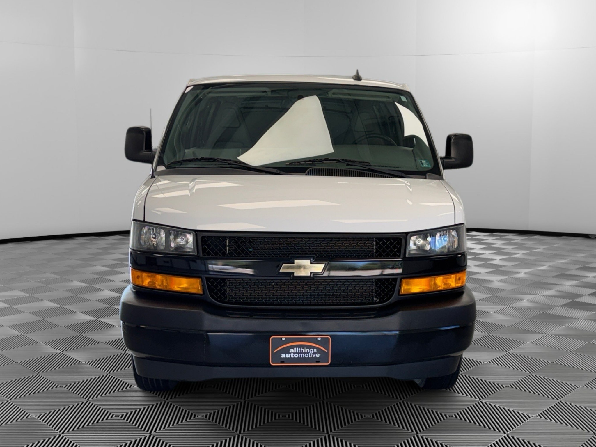 Used 2019 Chevrolet Express 2500 RWD image 3
