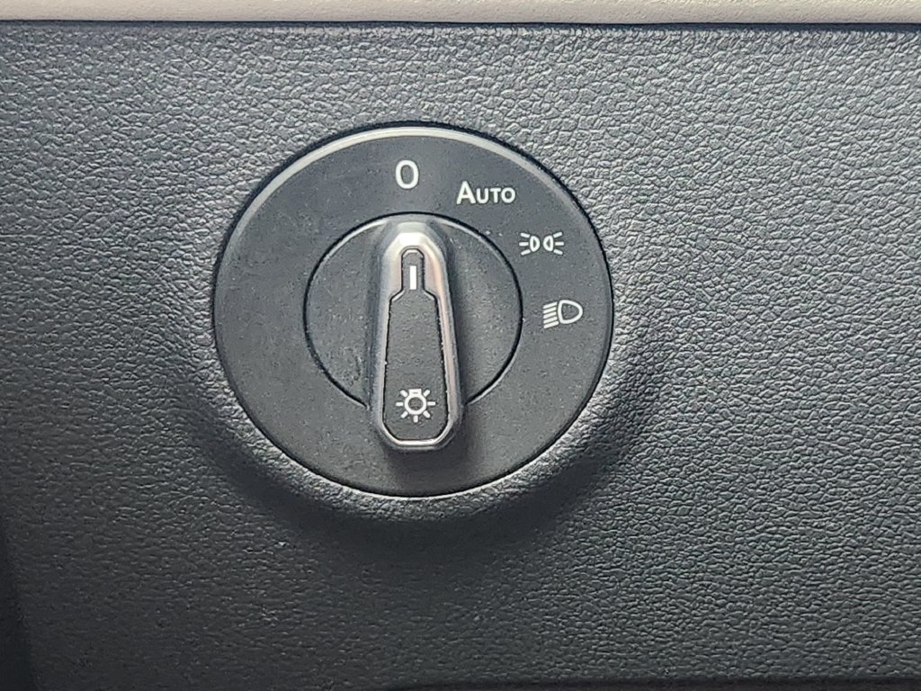 Used 2025 Volkswagen Taos SE AWD/4WD image 13