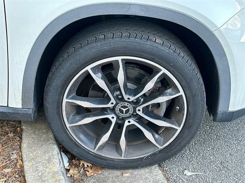 Used 2017 Mercedes-Benz GLA 250 4MATIC image 4