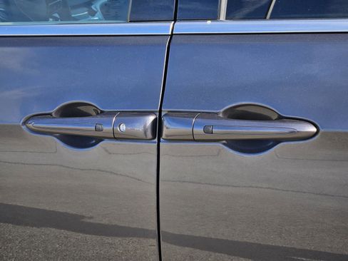 Used 2023 Chrysler Pacifica Touring-L image 7