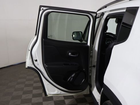Used 2018 Jeep Renegade Altitude FWD image 18